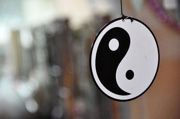 define yin and yang symbol