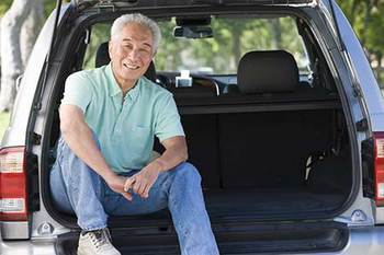 smiling-in-car
