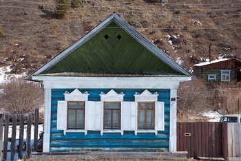 Pastel coloured log cabin